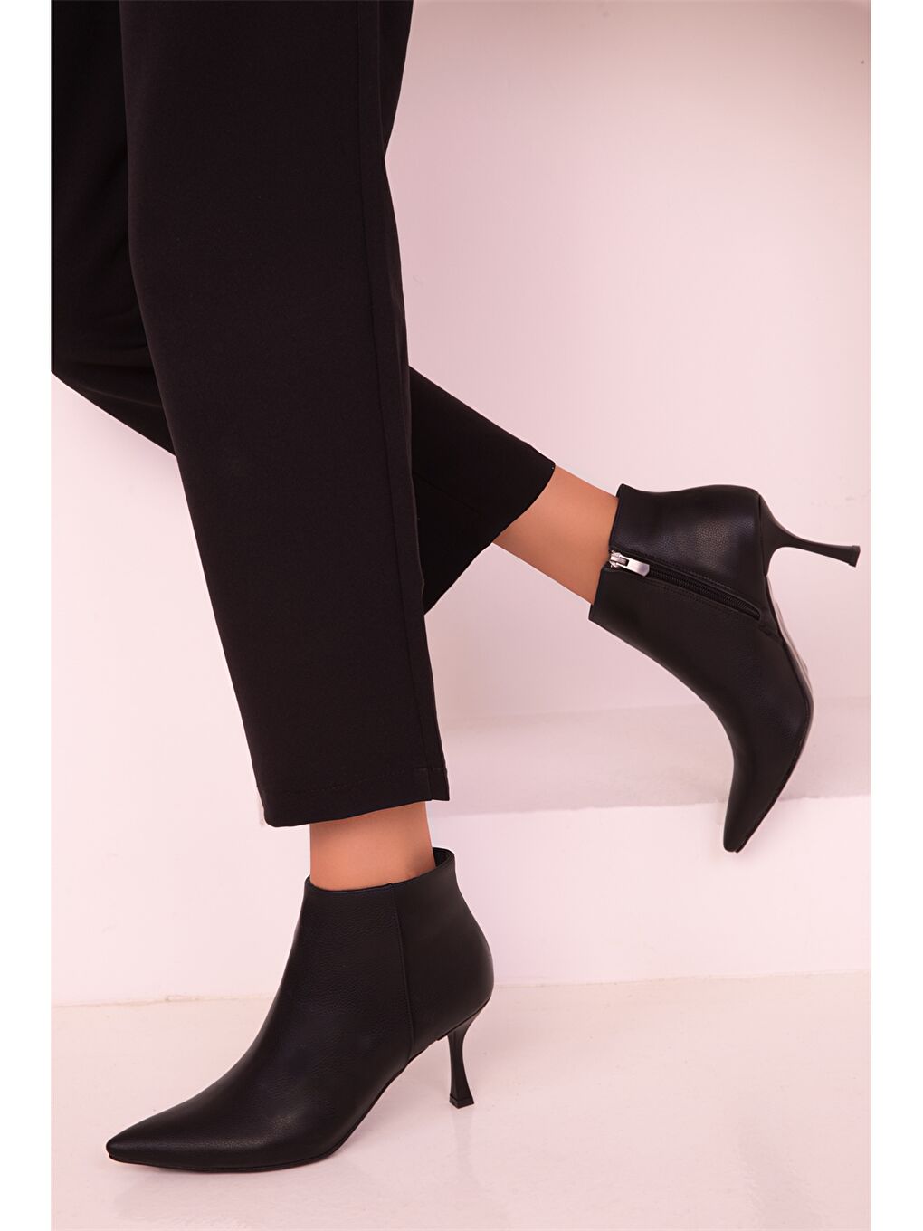 Siyah Deri Görünümlü Bilek Boy Kadın Topuklu Bot-3