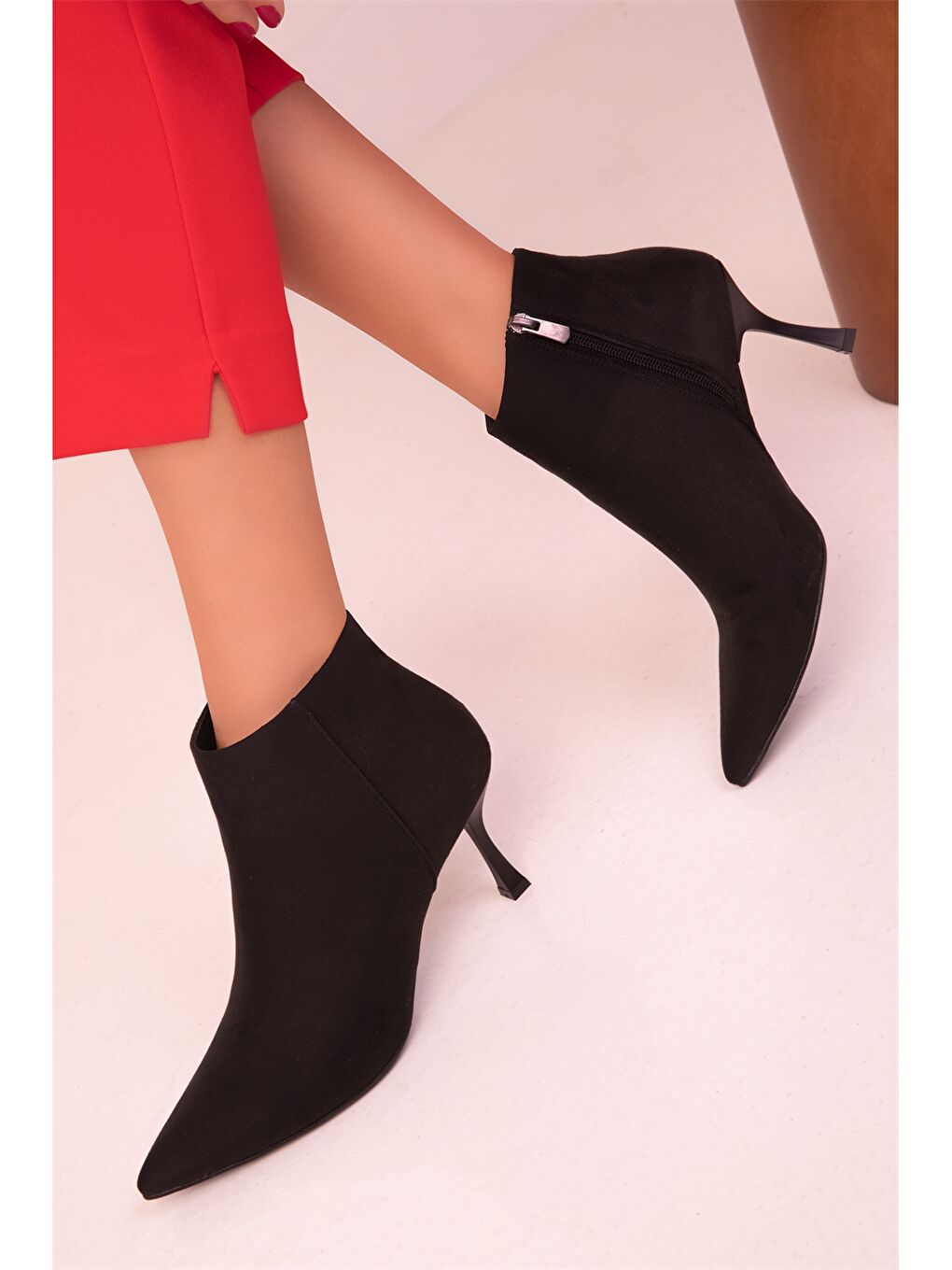 Siyah Deri Görünümlü Bilek Boy Kadın Topuklu Bot-1