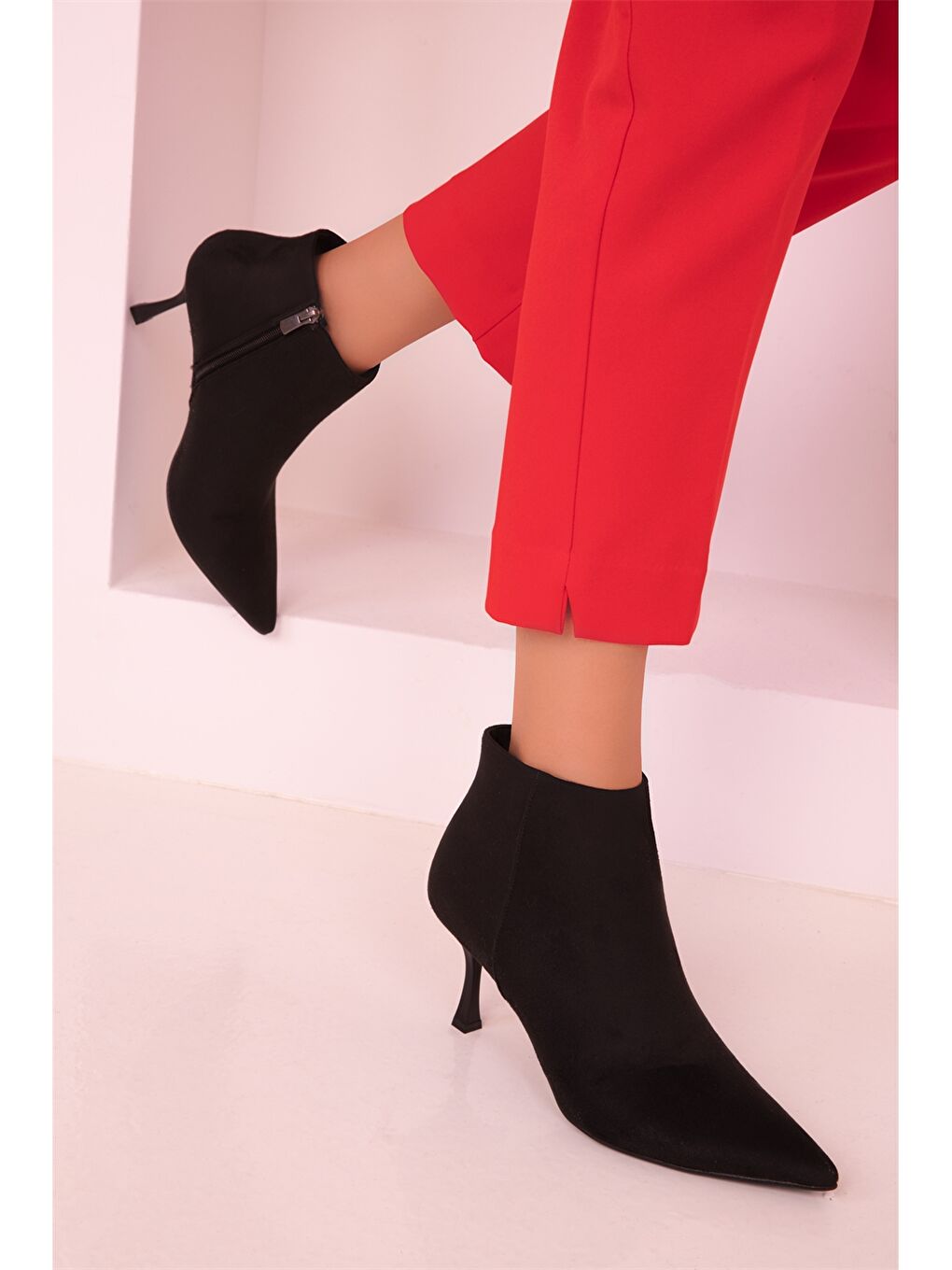 Siyah Deri Görünümlü Bilek Boy Kadın Topuklu Bot-2