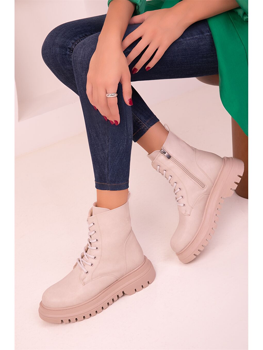 Bej Deri Görünümlü Bağcıklı Kadın Bot