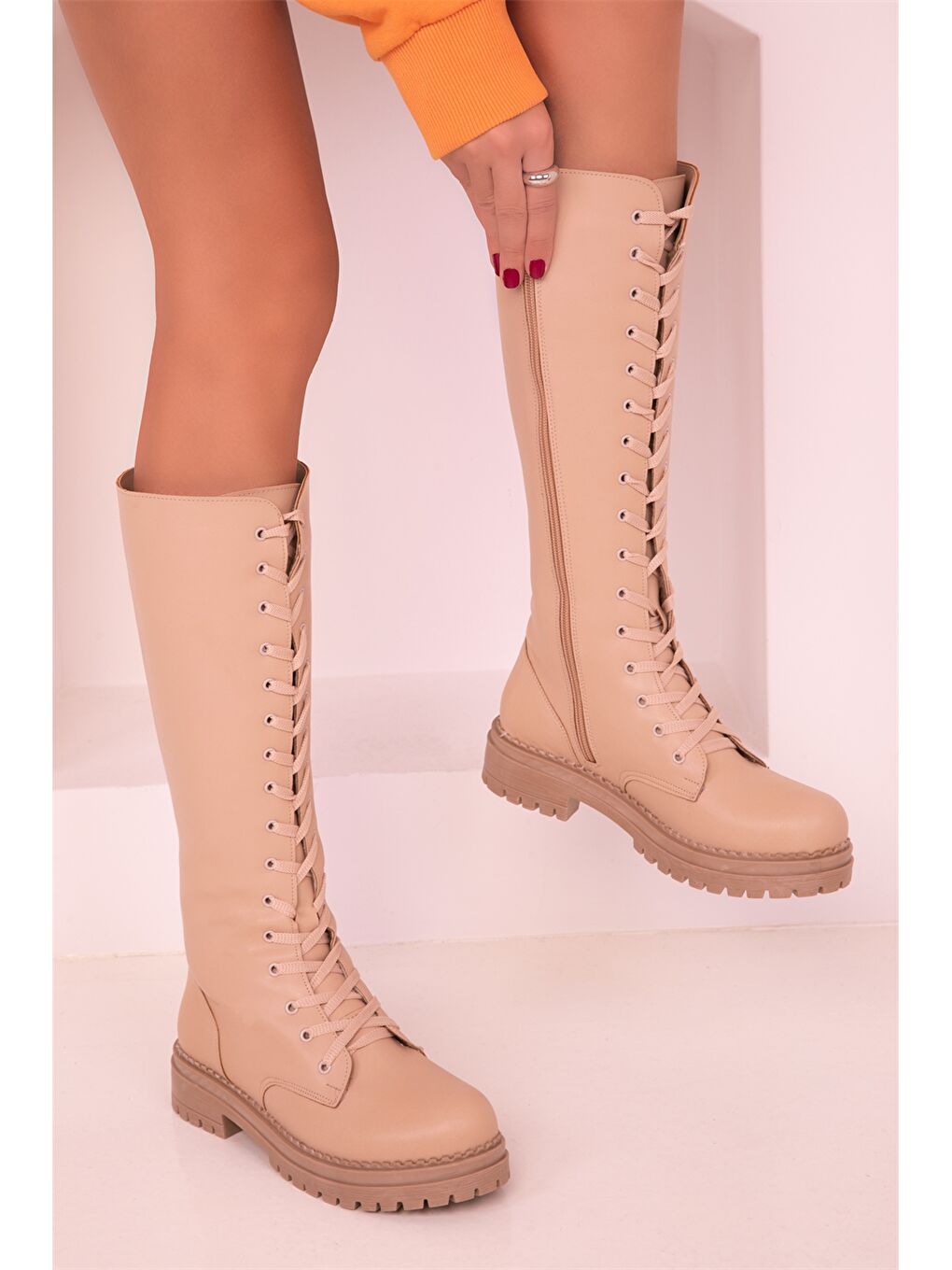 Bej Deri Görünümlü Fermuarlı Kadın Çizme