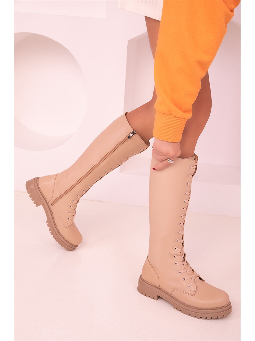 Bej Deri Görünümlü Fermuarlı Kadın Çizme-1