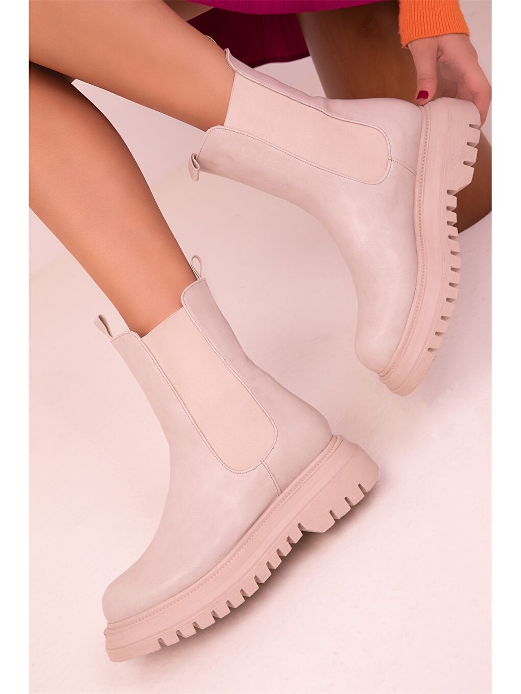 Bej Deri Görünümlü Kalın Taban Kadın Bot