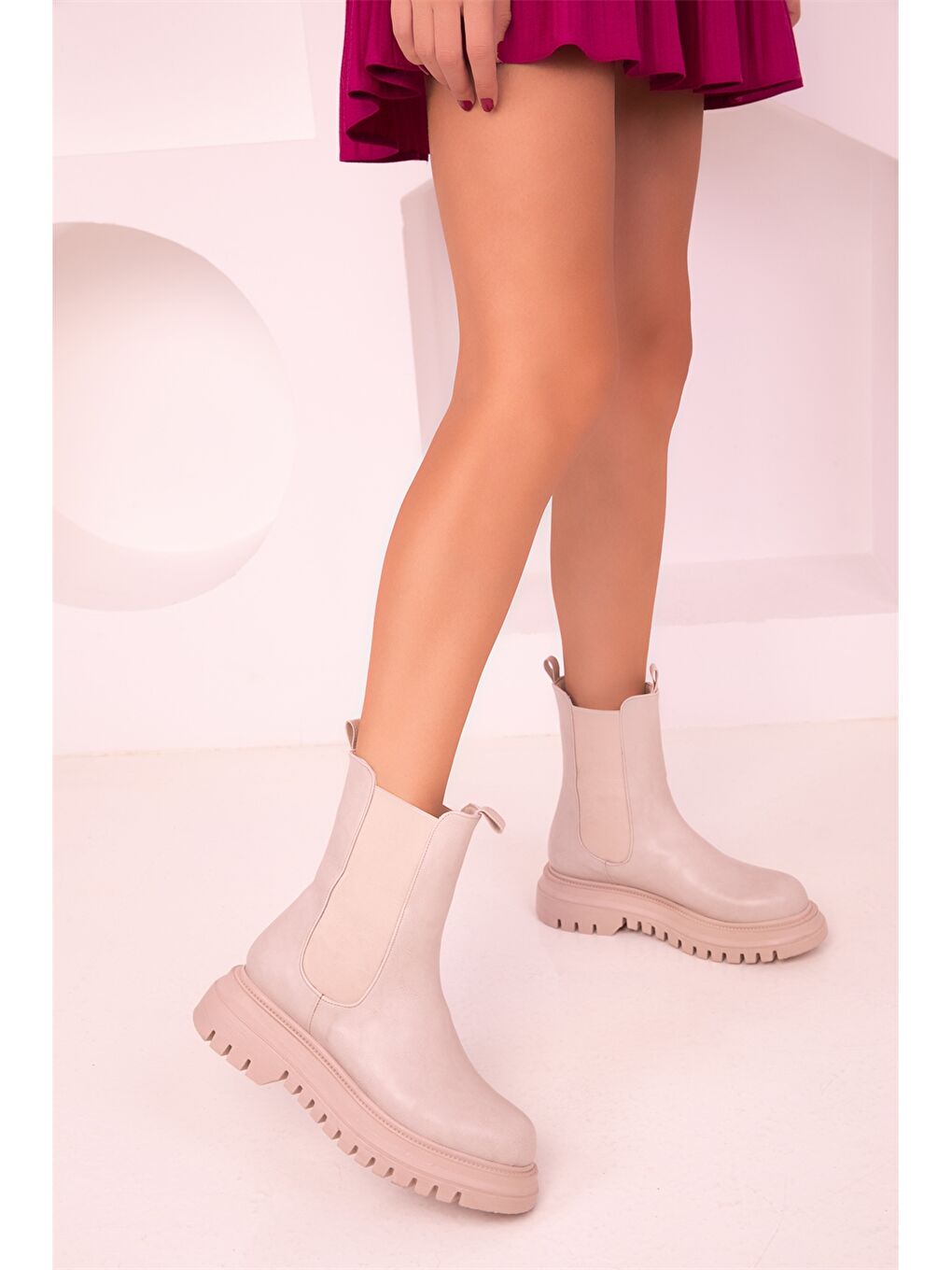 Bej Deri Görünümlü Kalın Taban Kadın Bot-1