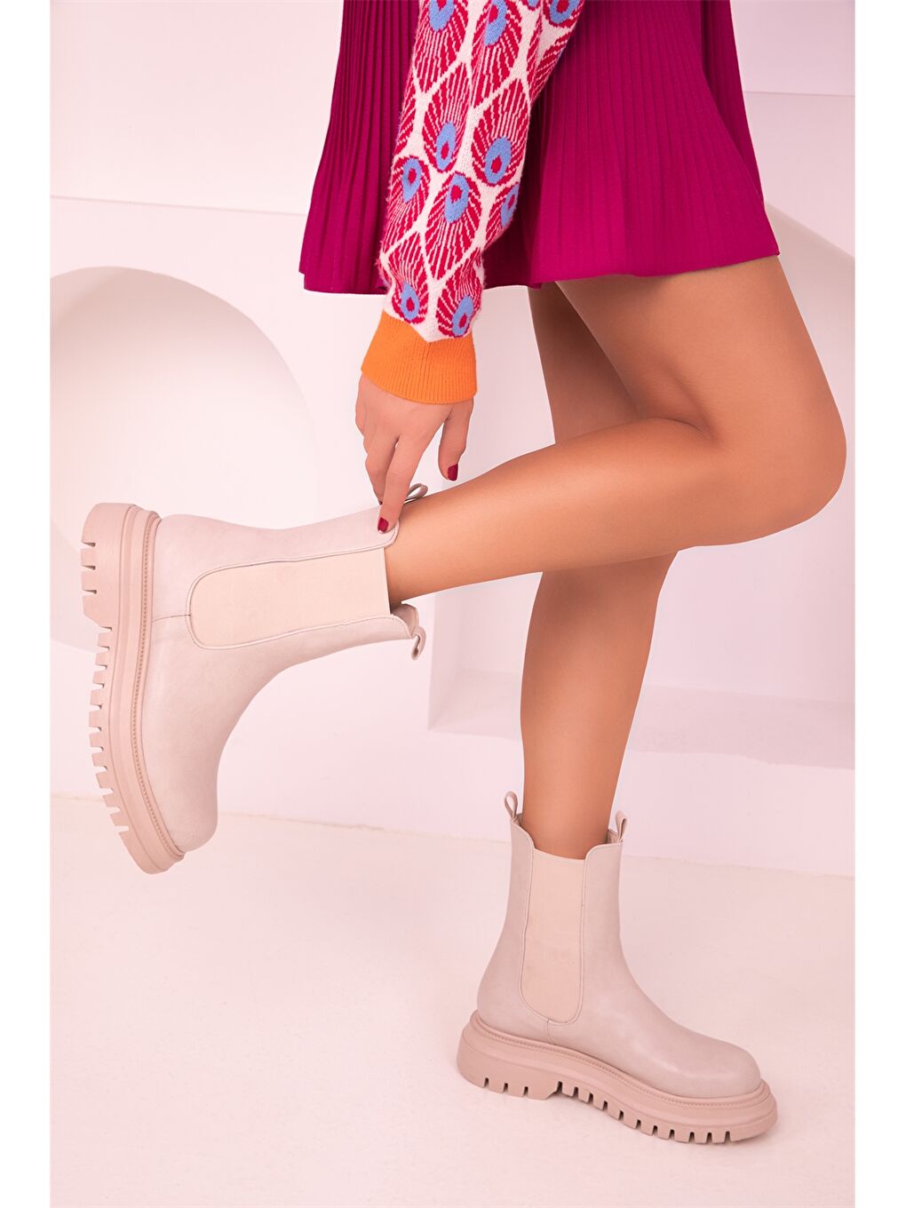 Bej Deri Görünümlü Kalın Taban Kadın Bot-2