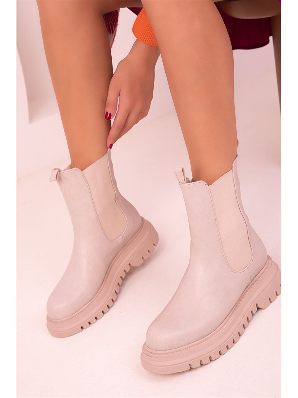 Bej Deri Görünümlü Kalın Taban Kadın Bot-3