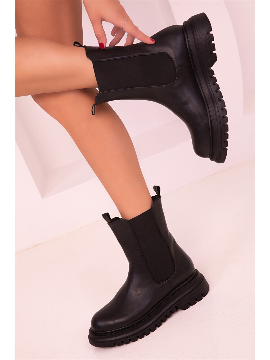 Siyah Deri Görünümlü Kalın Taban Kadın Bot