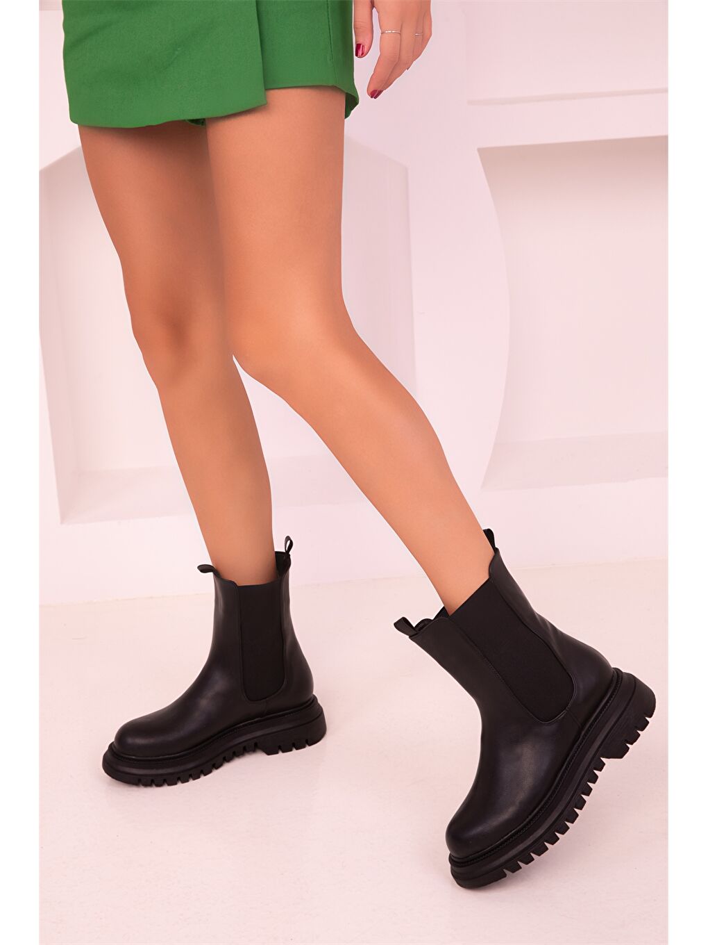 Siyah Deri Görünümlü Kalın Taban Kadın Bot-1