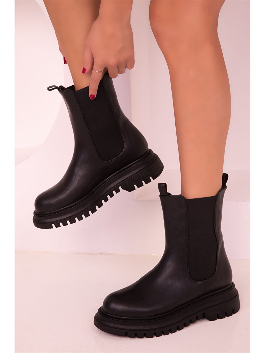 Siyah Deri Görünümlü Kalın Taban Kadın Bot-2