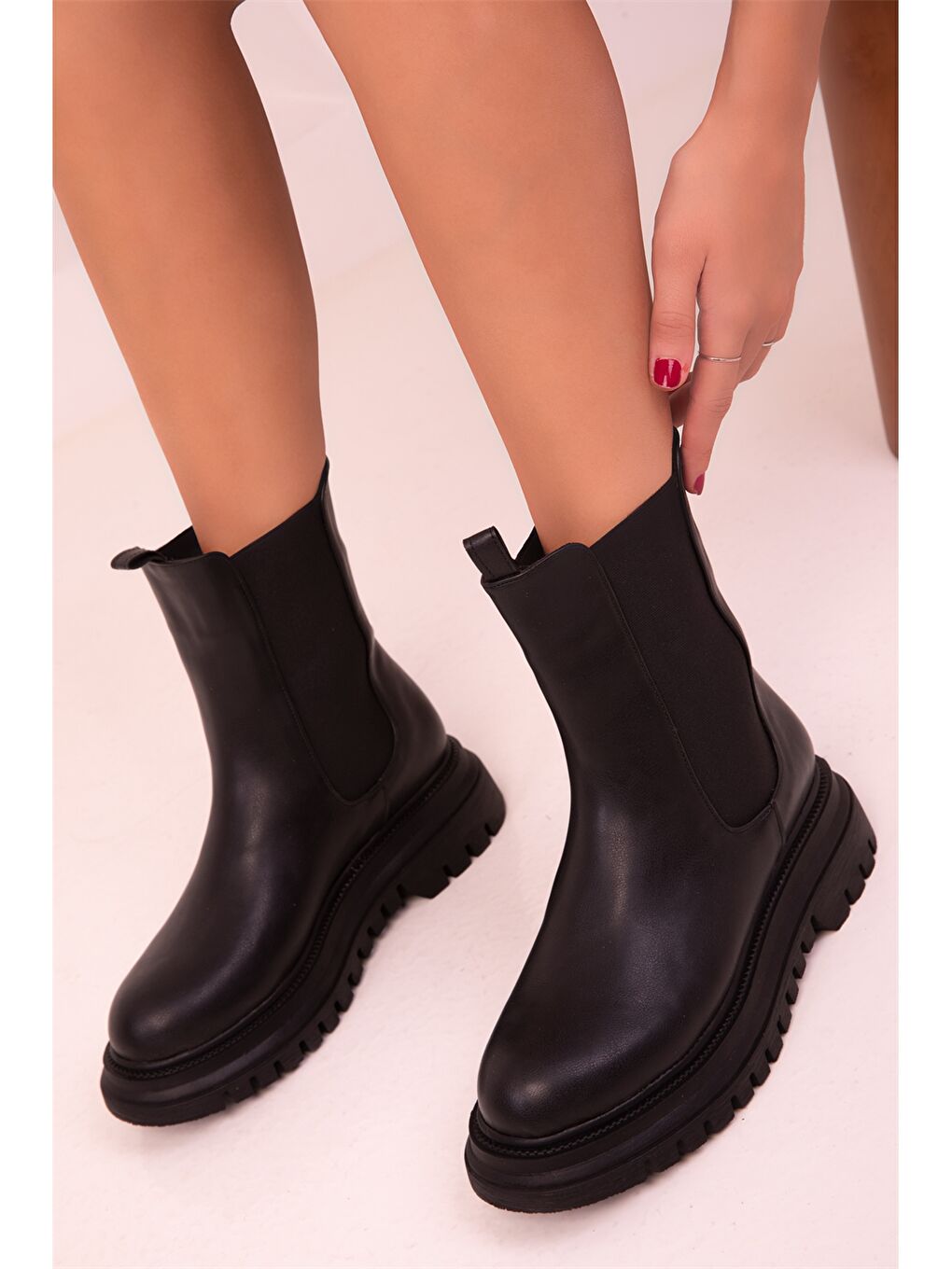 Siyah Deri Görünümlü Kalın Taban Kadın Bot-3