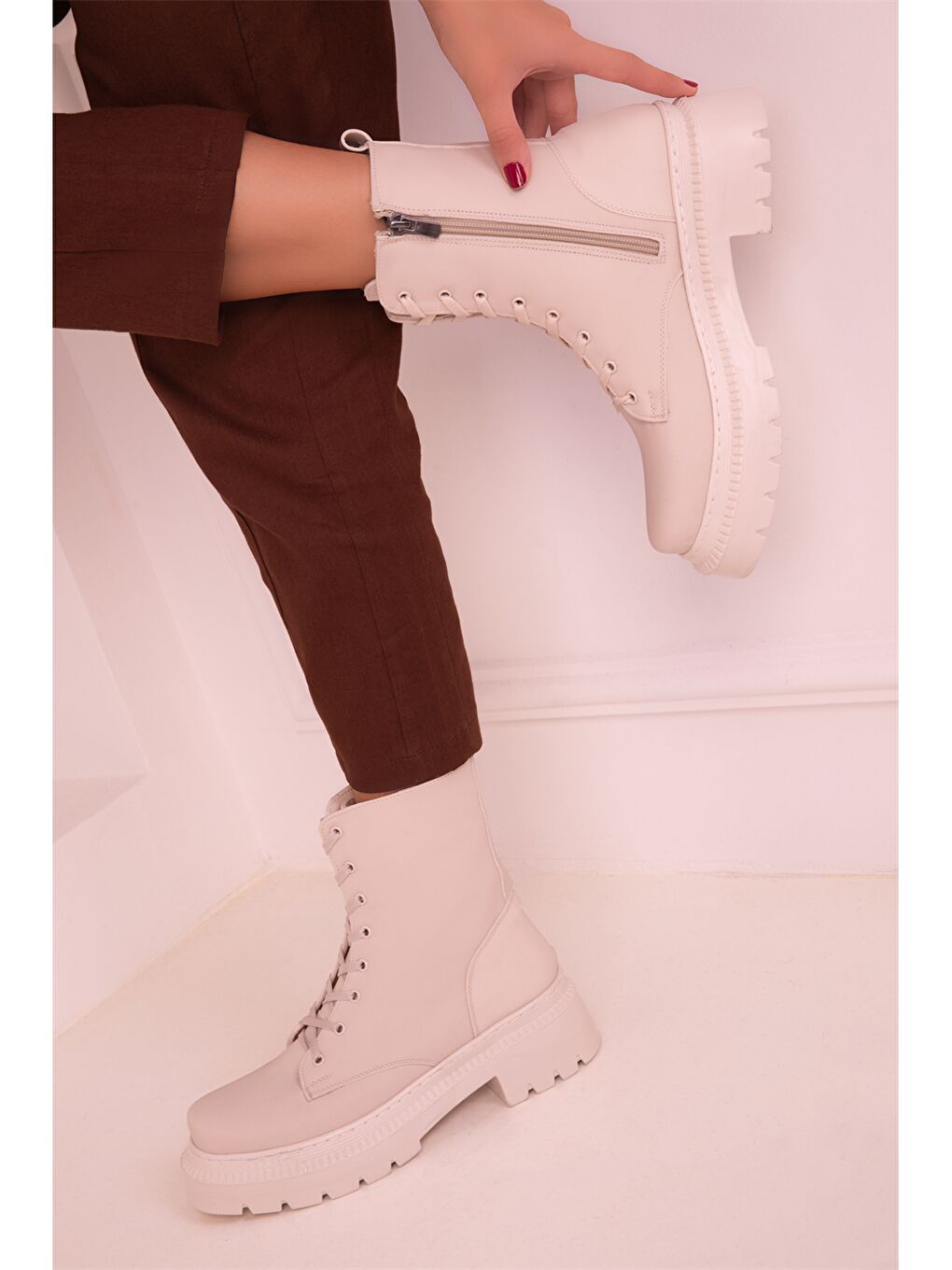 Bej Deri Görünümlü Bağcıklı Kadın Bot-2