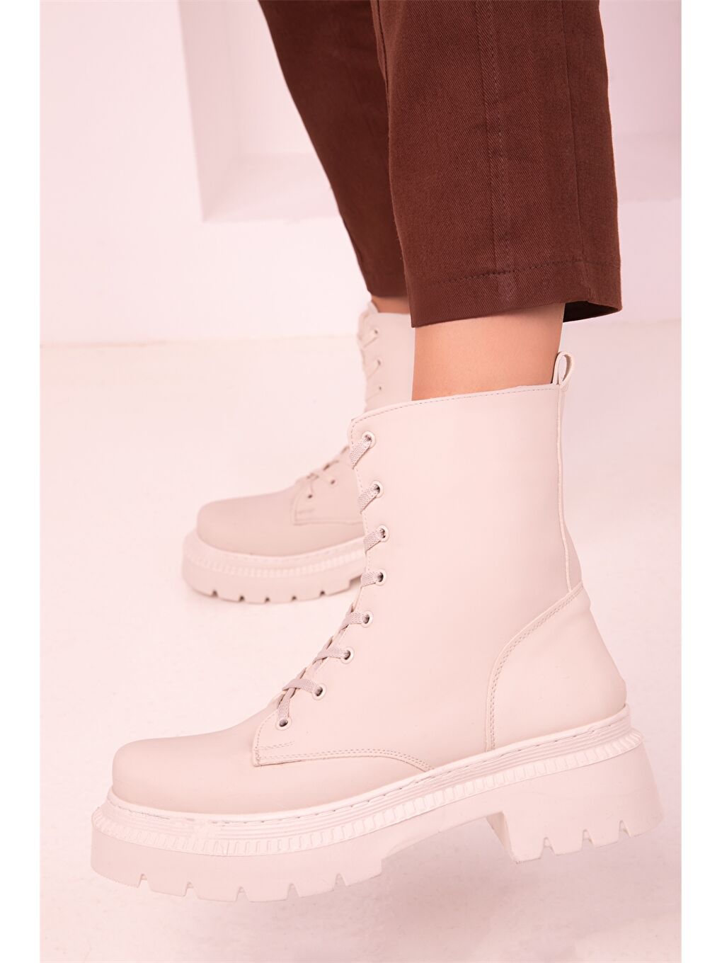 Bej Deri Görünümlü Bağcıklı Kadın Bot-6