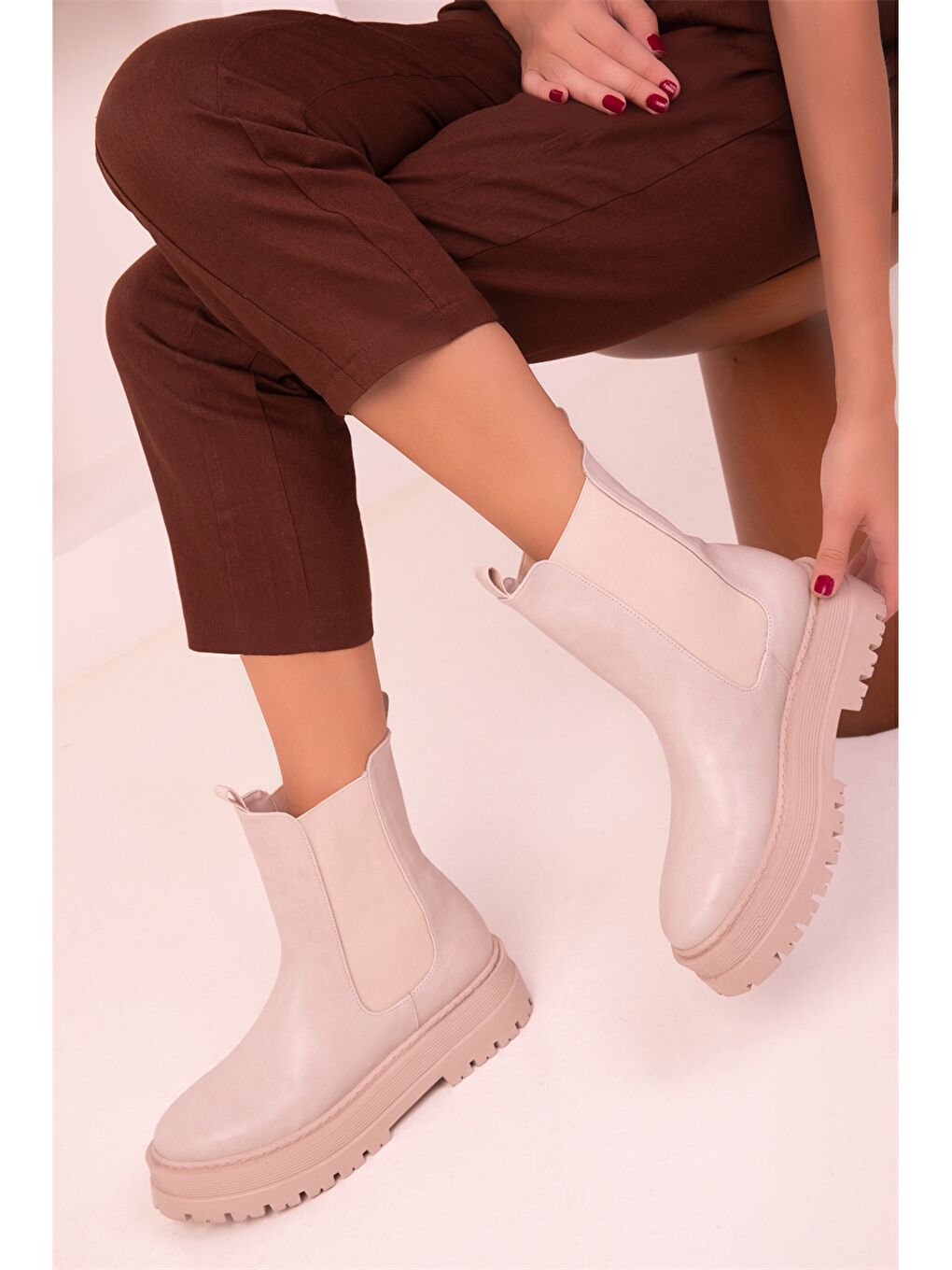Bej Deri Görünümlü Kalın Taban Kadın Bot