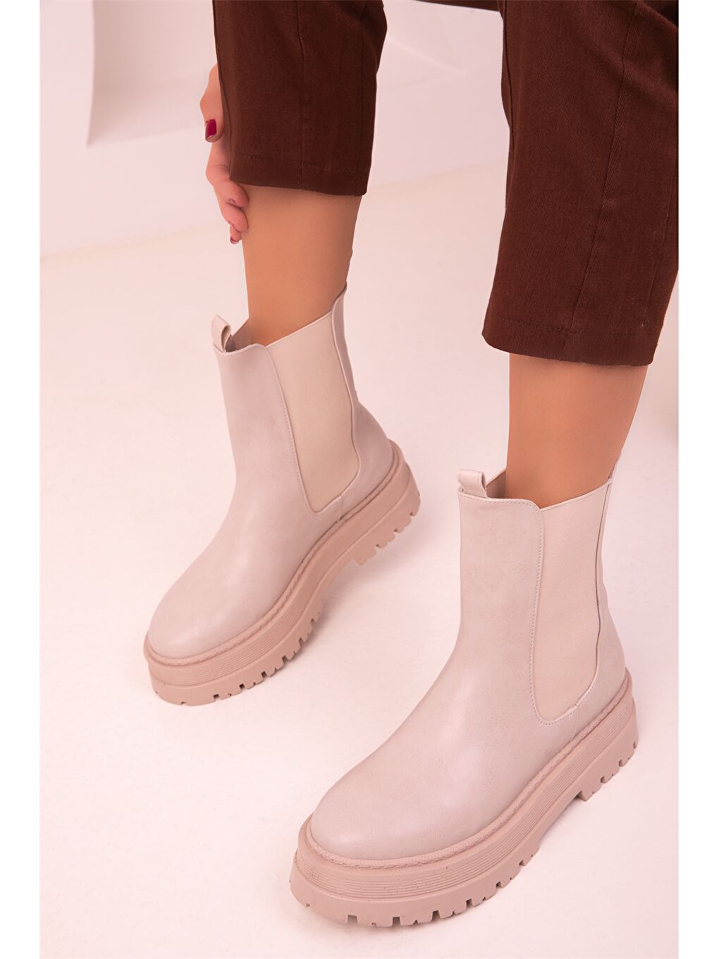 Bej Deri Görünümlü Kalın Taban Kadın Bot-1