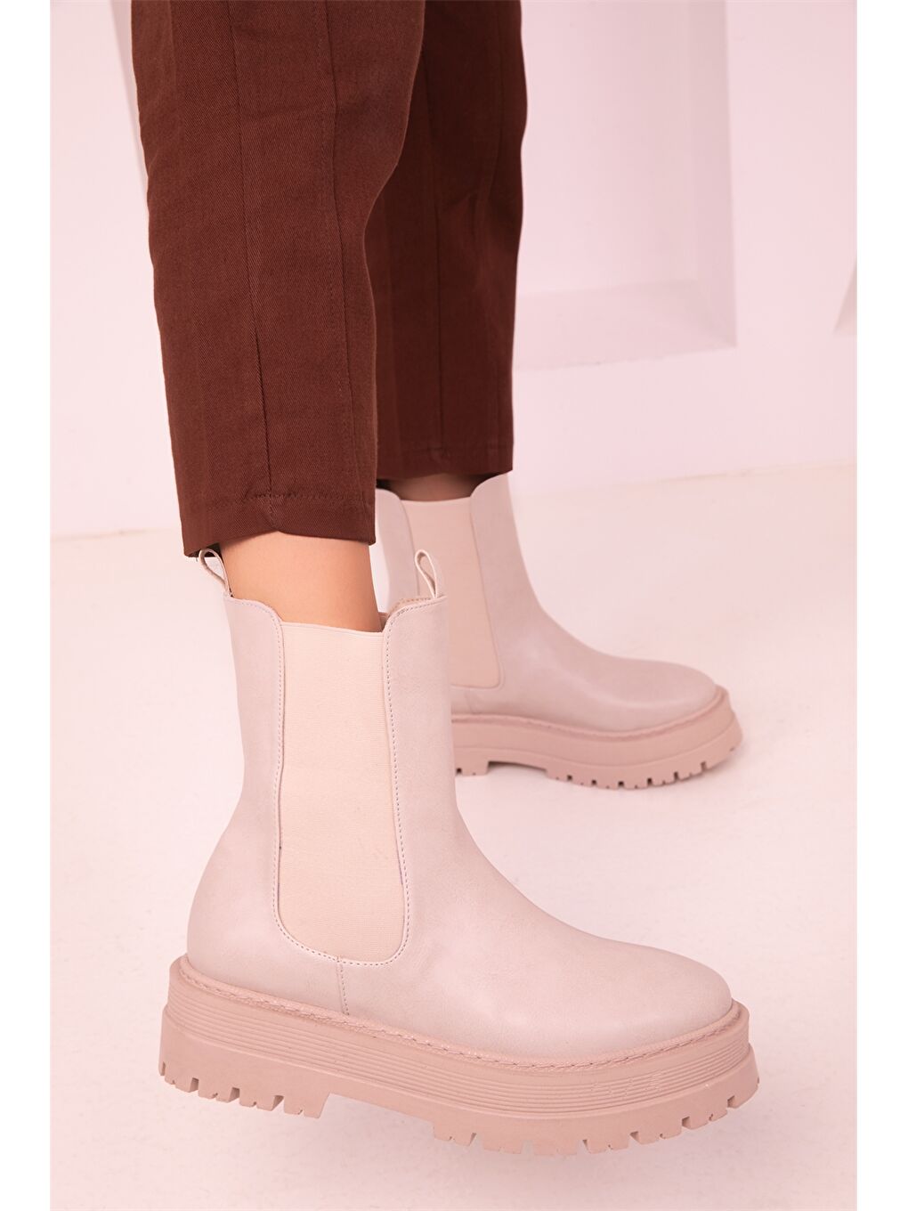 Bej Deri Görünümlü Kalın Taban Kadın Bot-2