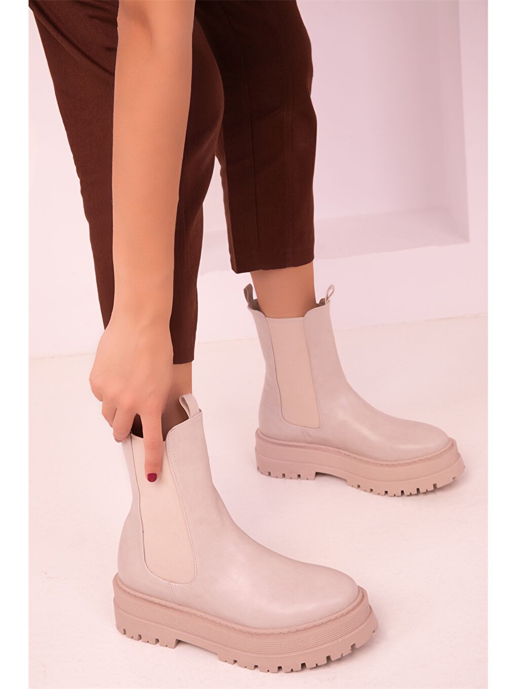 Bej Deri Görünümlü Kalın Taban Kadın Bot-3