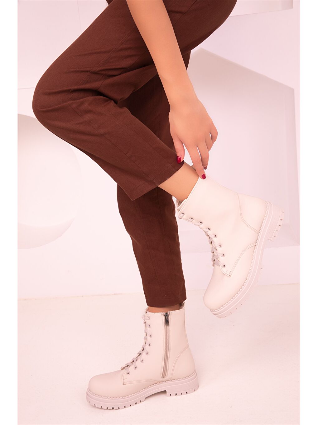 Bej Deri Görünümlü Fermuarlı Kadın Bot-1