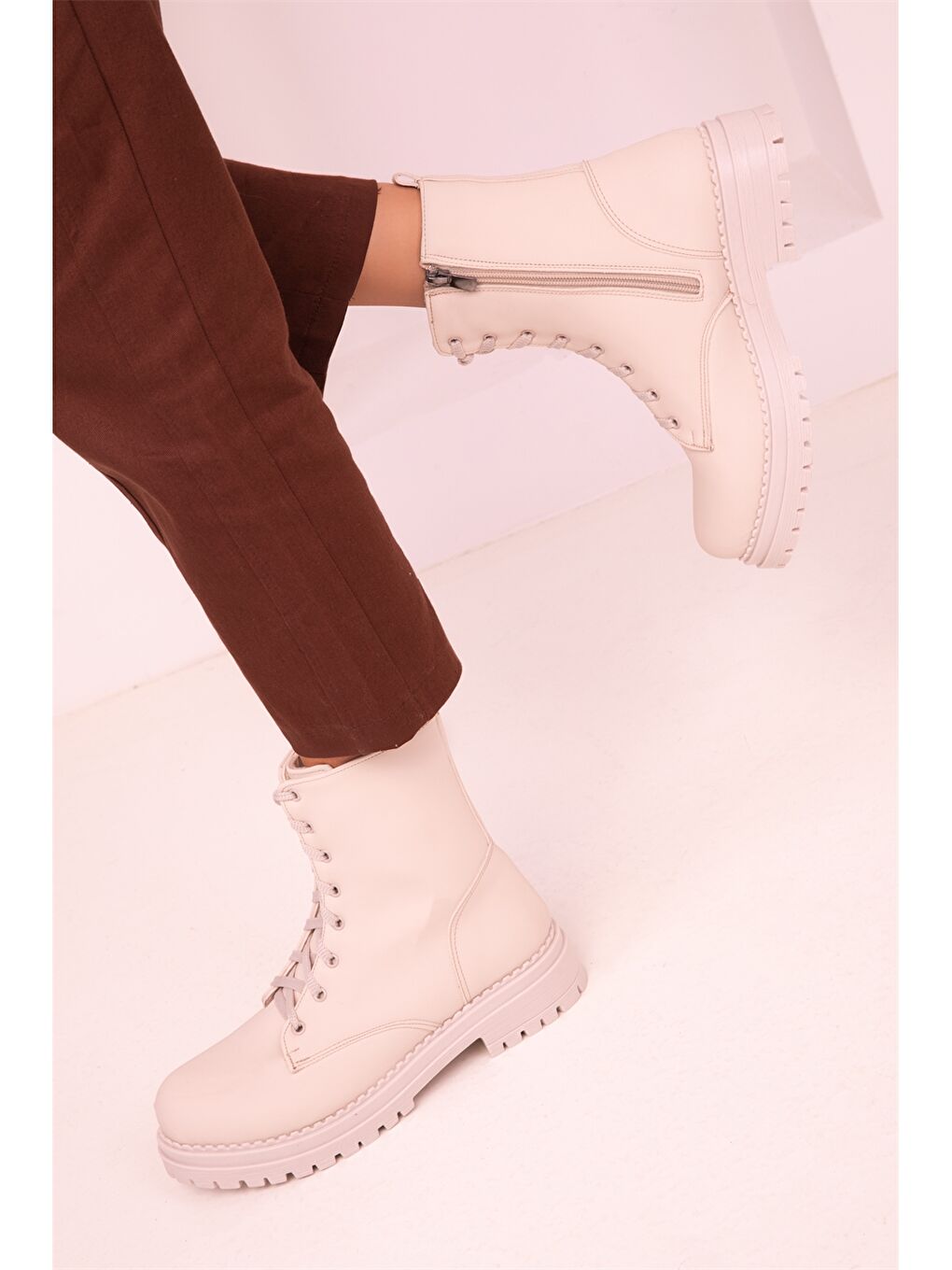 Bej Deri Görünümlü Fermuarlı Kadın Bot-2