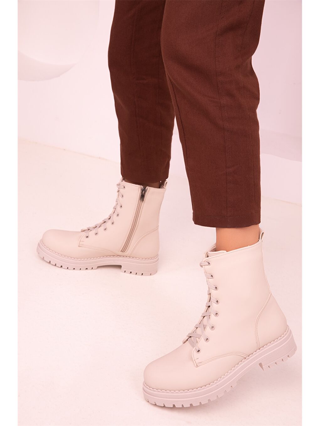 Bej Deri Görünümlü Fermuarlı Kadın Bot-3