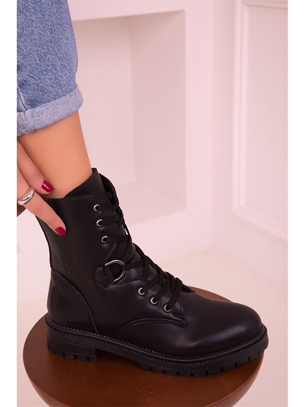 Siyah Deri Görünümlü Bağcıklı Kadın Bot-2