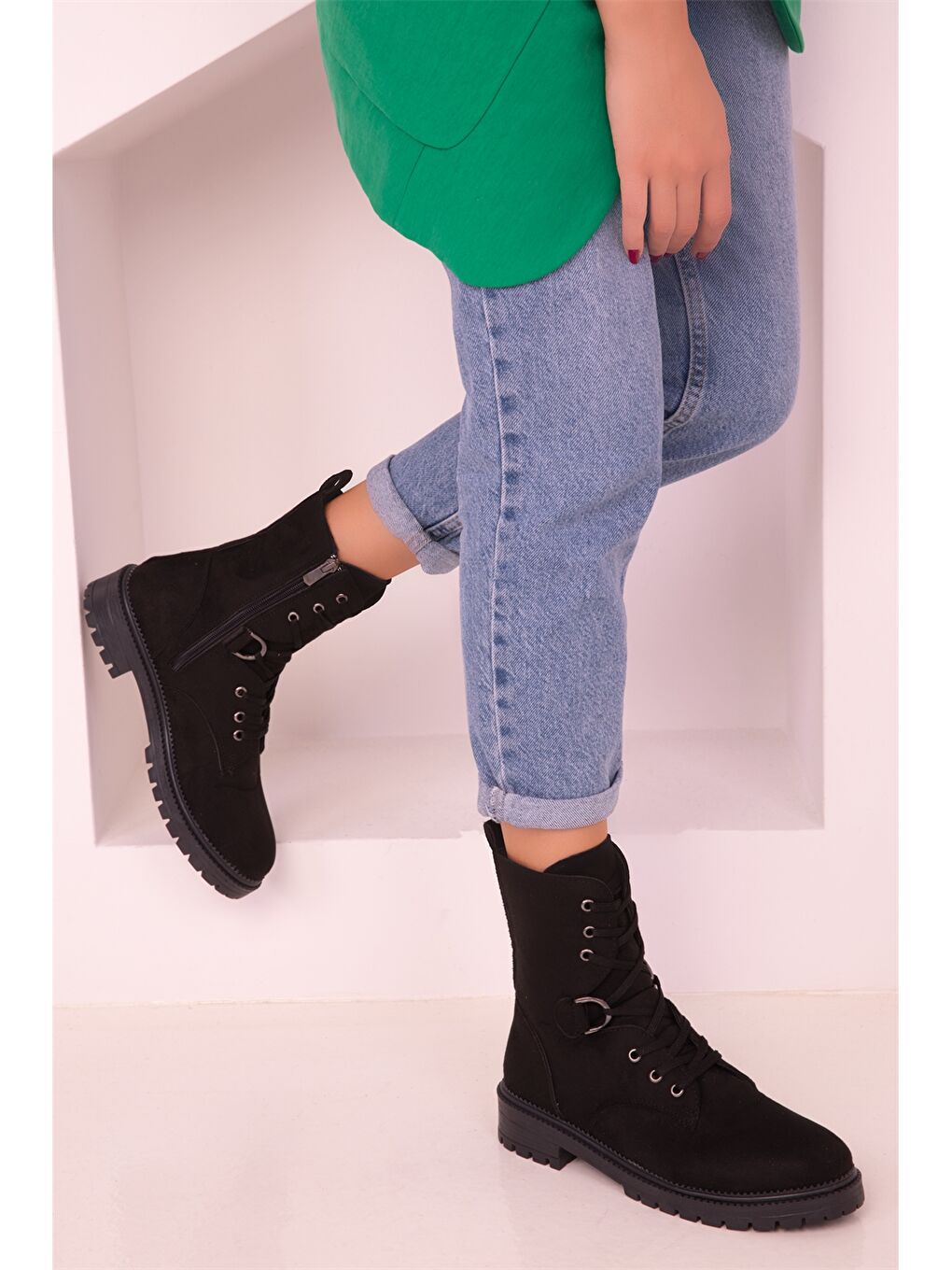 Siyah Deri Görünümlü Bağcıklı Kadın Bot