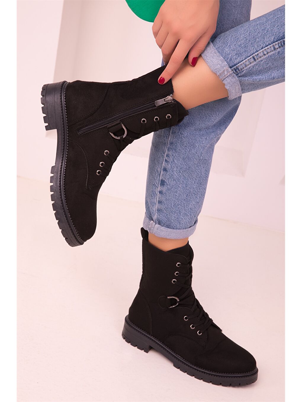 Siyah Deri Görünümlü Bağcıklı Kadın Bot-1