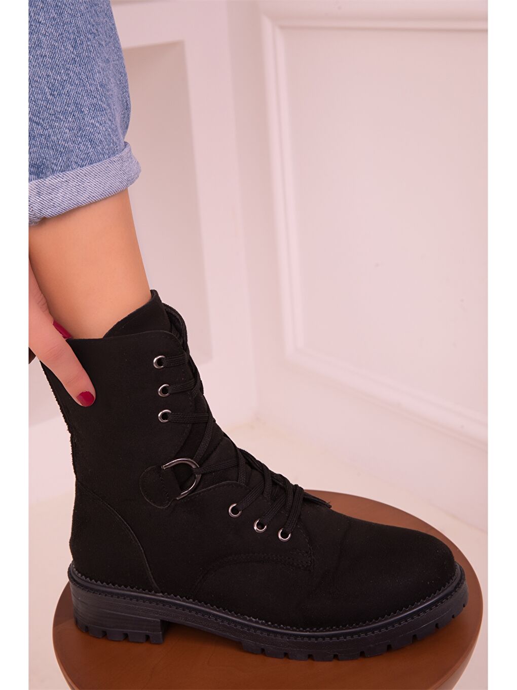 Siyah Deri Görünümlü Bağcıklı Kadın Bot-2