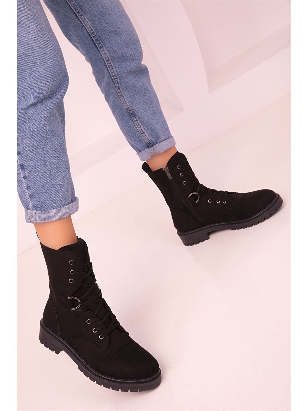 Siyah Deri Görünümlü Bağcıklı Kadın Bot-3