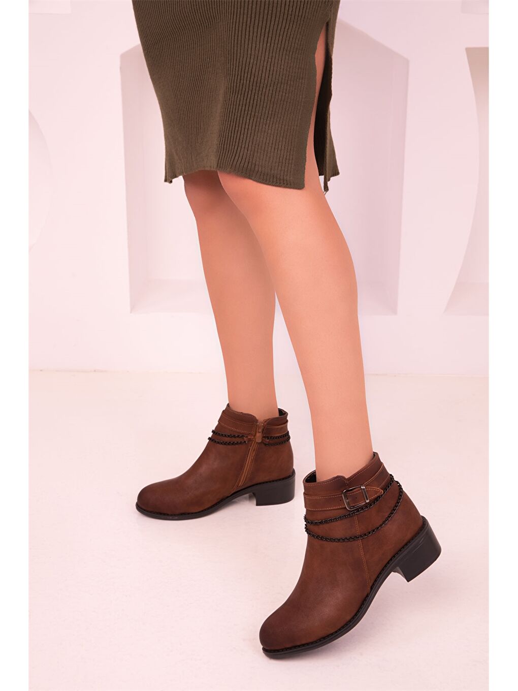 Ekru Toka ve Zincir Detaylı Kadın Bot-1