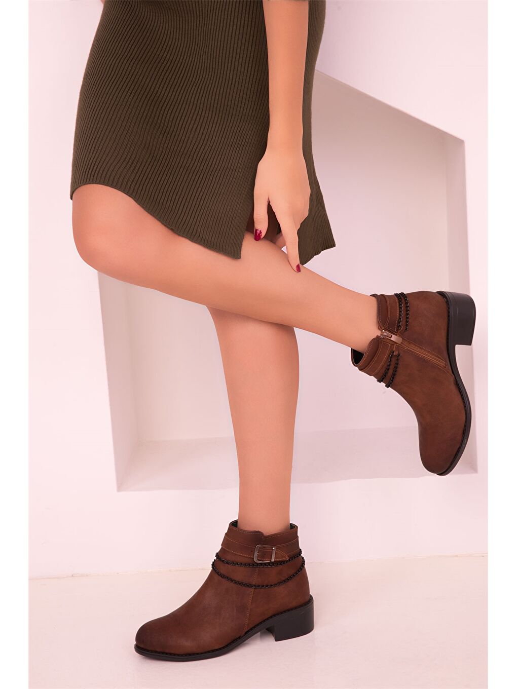 Ekru Toka ve Zincir Detaylı Kadın Bot-2