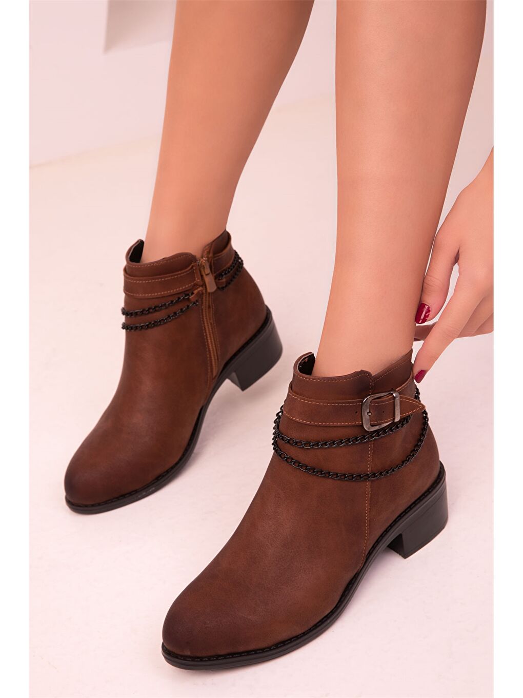 Ekru Toka ve Zincir Detaylı Kadın Bot-3