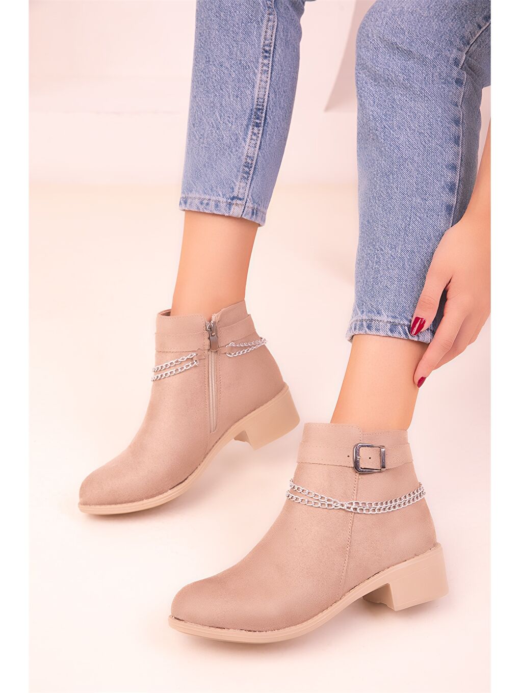 Bej Toka ve Zincir Detaylı Kadın Bot-1