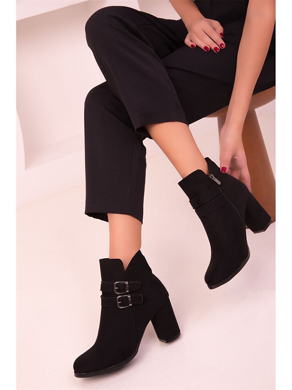 Siyah Süet Görünümlü Kadın Topuklu Bot