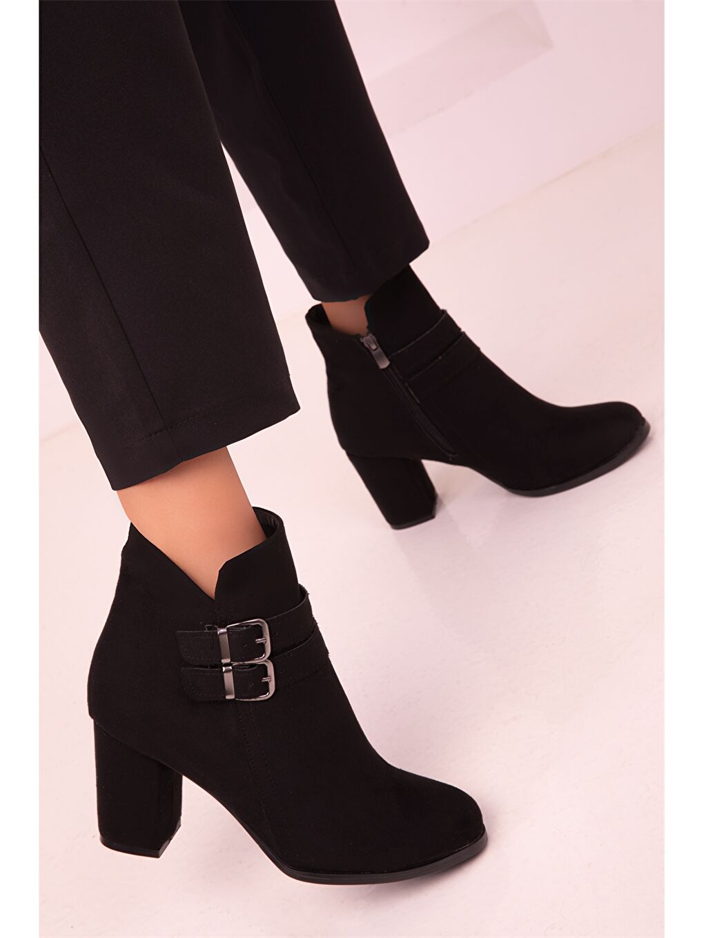 Siyah Süet Görünümlü Kadın Topuklu Bot-2