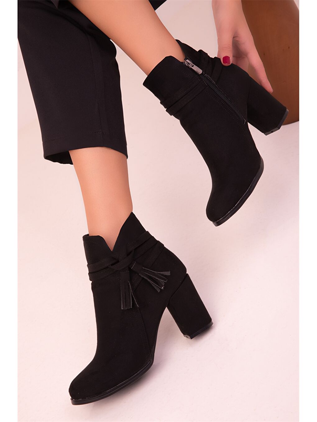 Siyah Püskül Detaylı Topuklu Kadın Bot-1