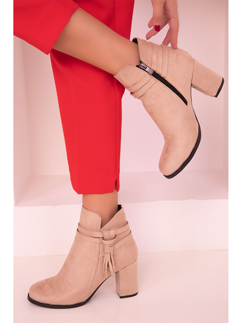 Bej Püskül Detaylı Topuklu Kadın Bot