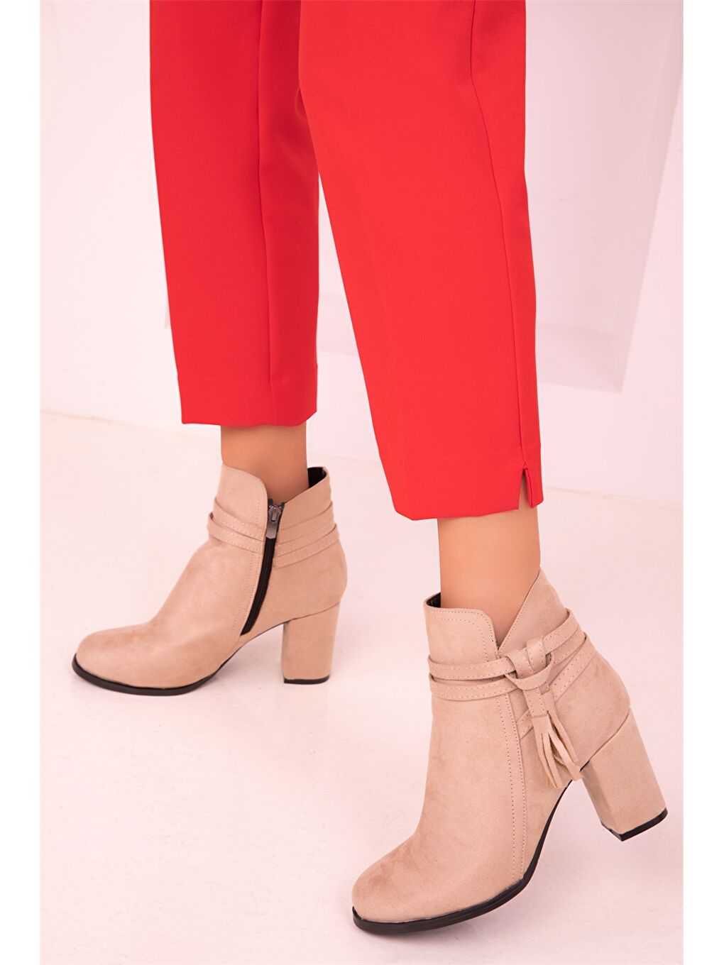 Bej Püskül Detaylı Topuklu Kadın Bot-1