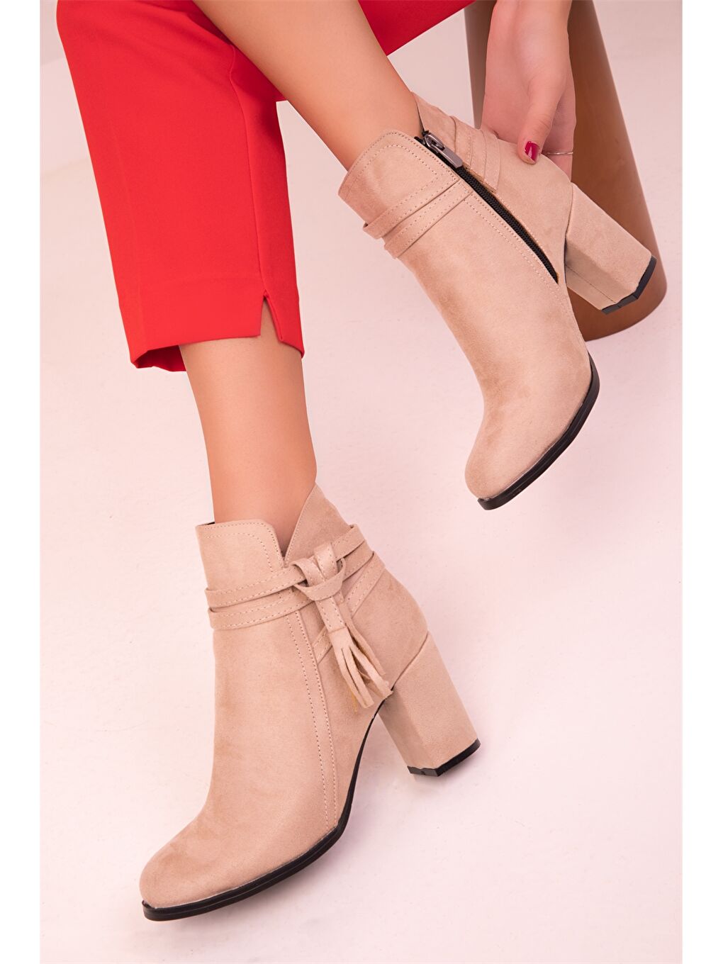 Bej Püskül Detaylı Topuklu Kadın Bot-3