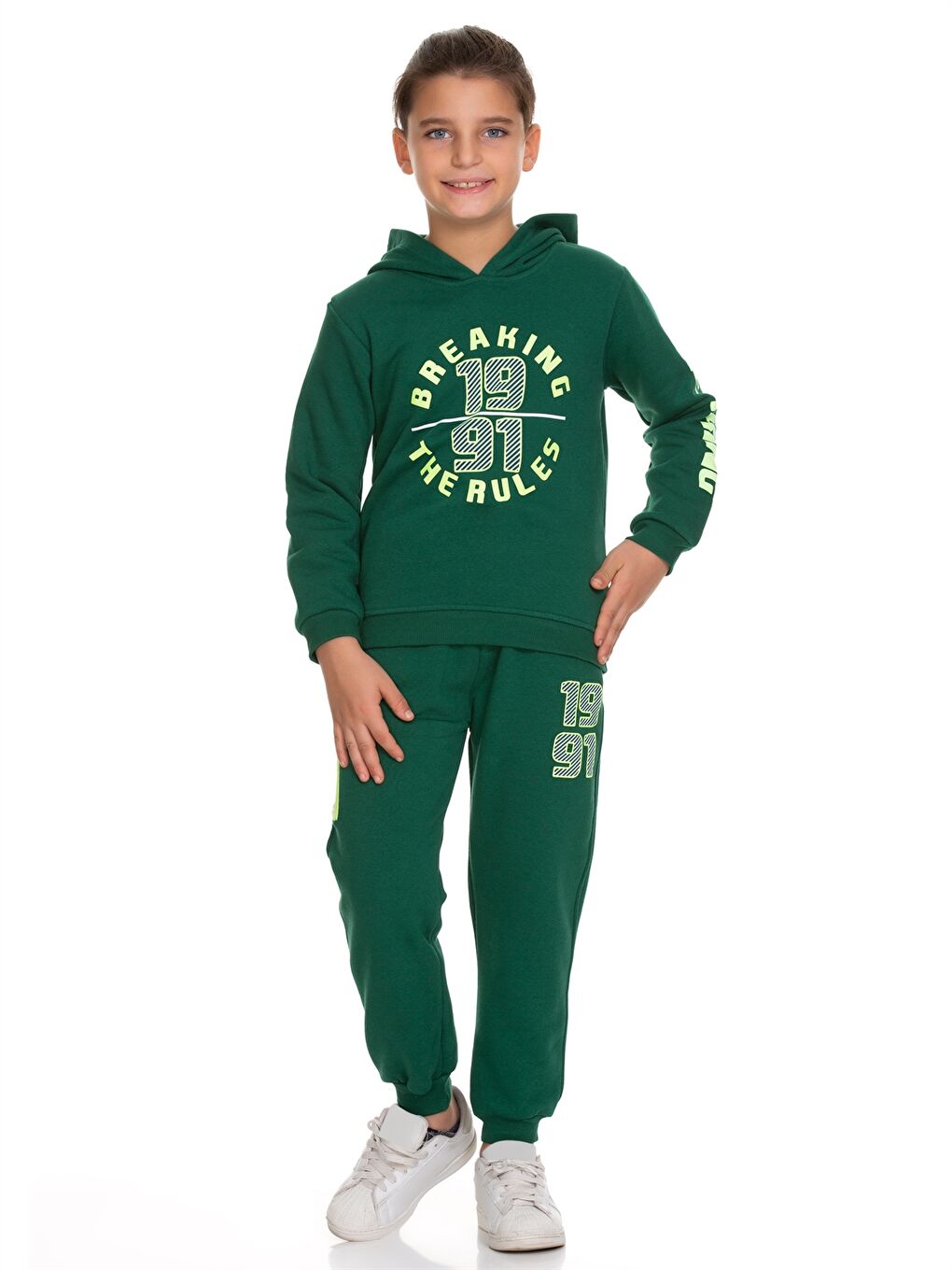 سويت شيرت ولادي بأكمام طويلة مطبوعة بغطاء للرأس وبنطلون رياضي-1