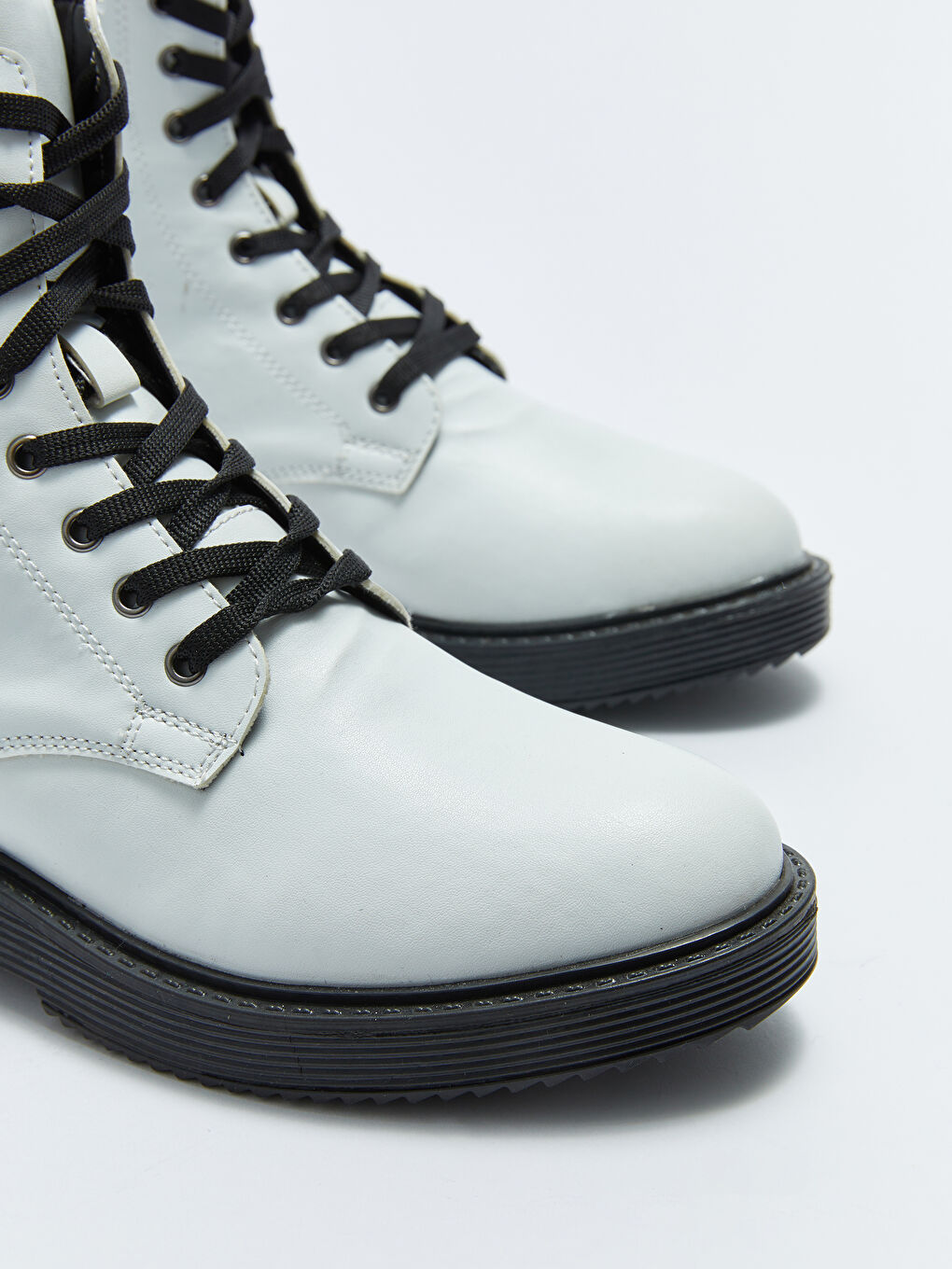 Beyaz Bağcıklı Deri Görünümlü Kadın Bot-1