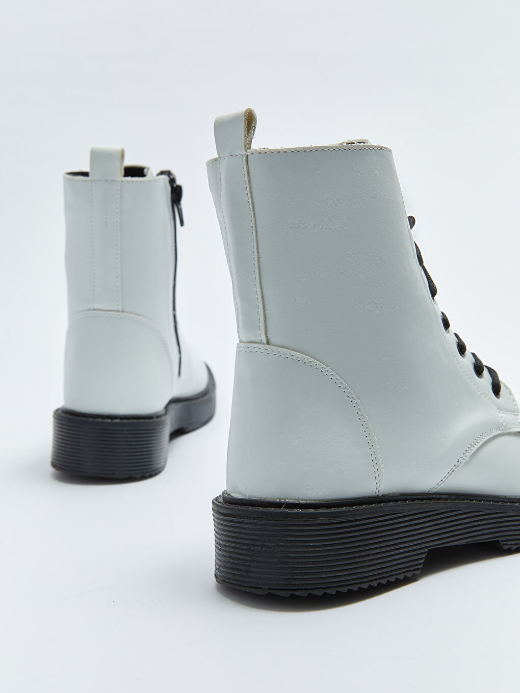 Beyaz Bağcıklı Deri Görünümlü Kadın Bot-3