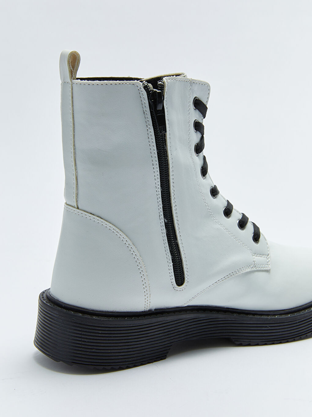 Beyaz Bağcıklı Deri Görünümlü Kadın Bot-4