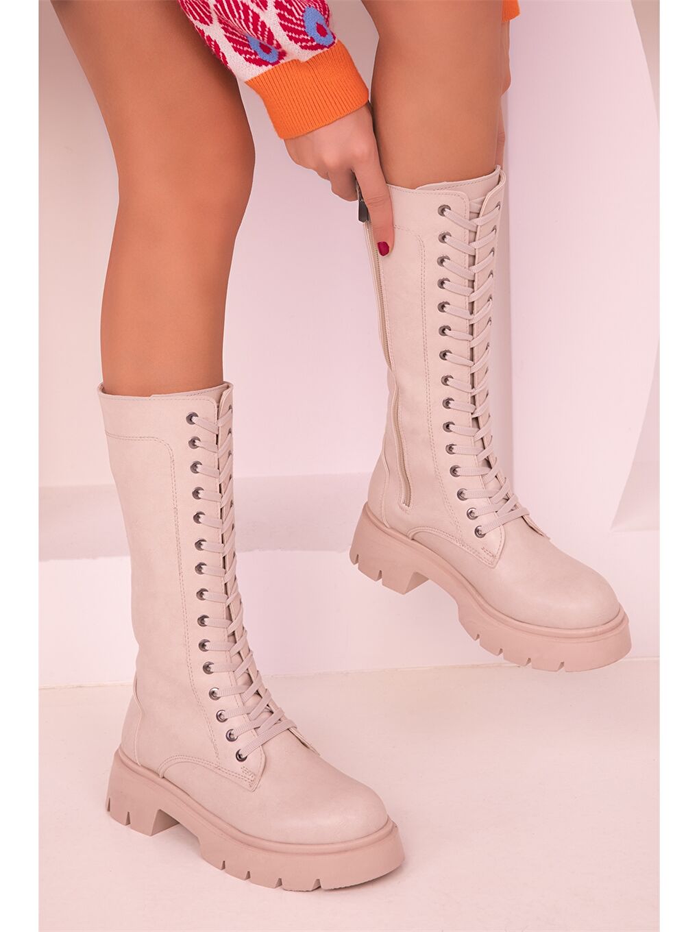 Bej Deri Görünümlü Bağcık ve Fermuarlı Kadın Çizme-2