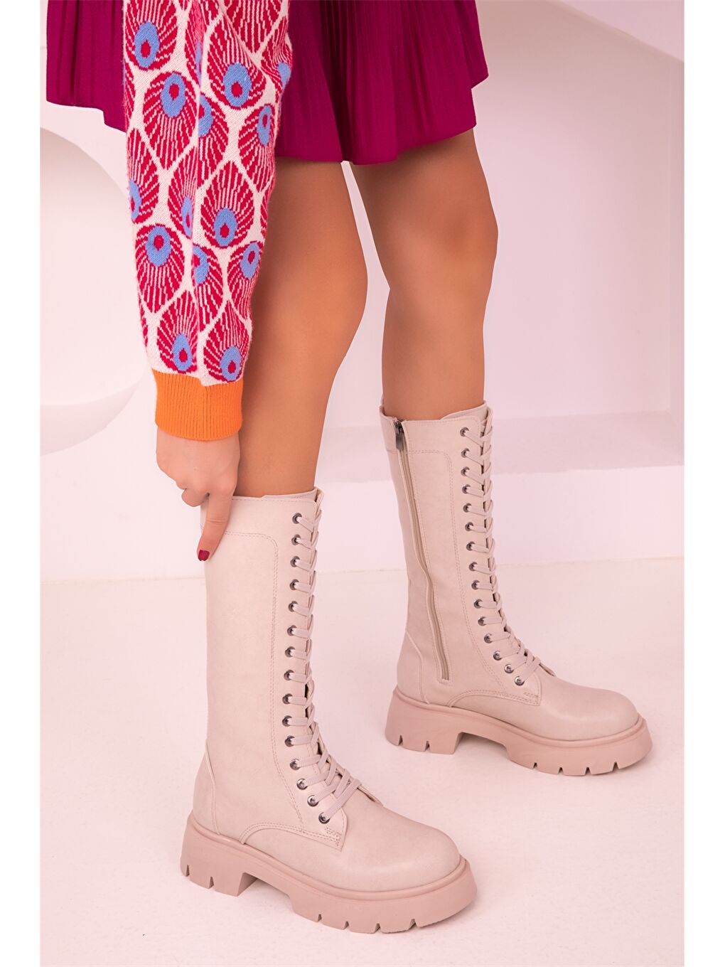 Bej Deri Görünümlü Bağcık ve Fermuarlı Kadın Çizme-3