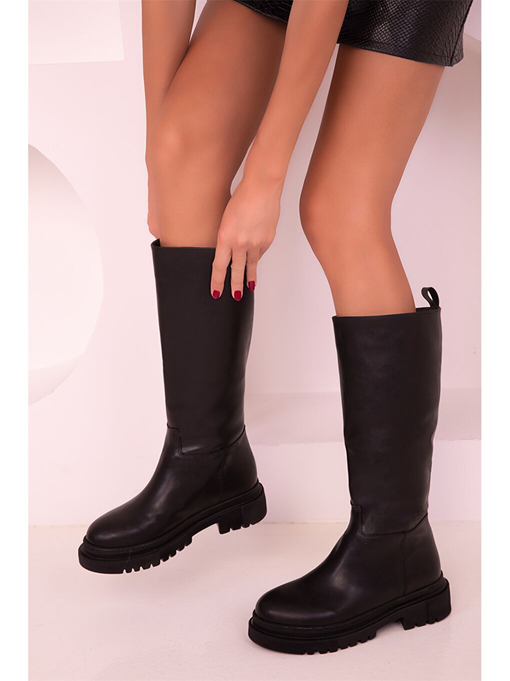 Siyah Deri Görünümlü Kadın Çizme-1