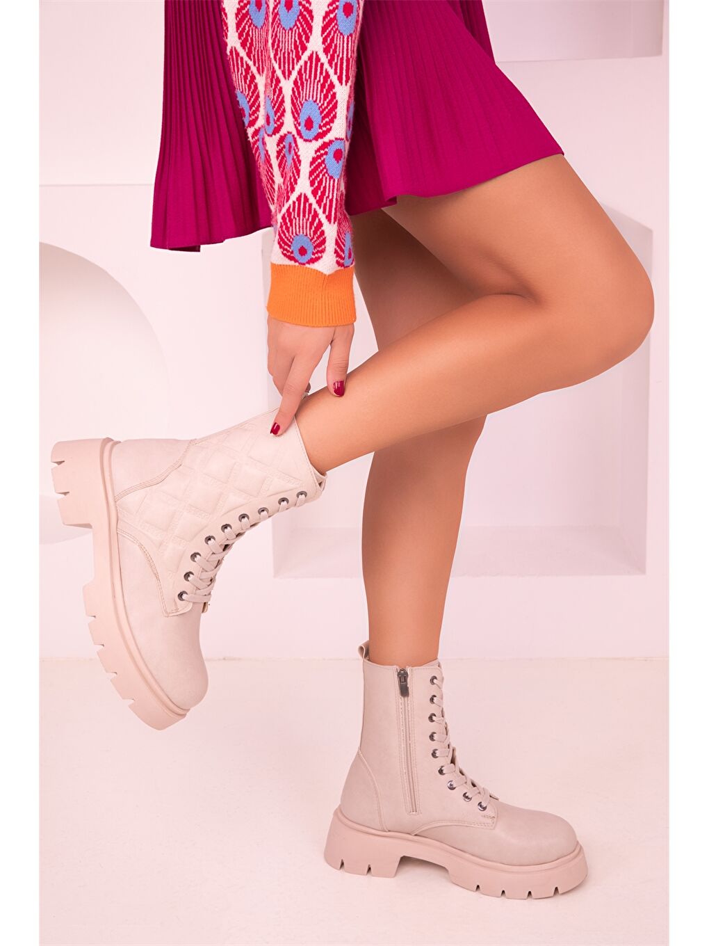 Bej Deri Görünümlü Bağcıklı Kadın Bot