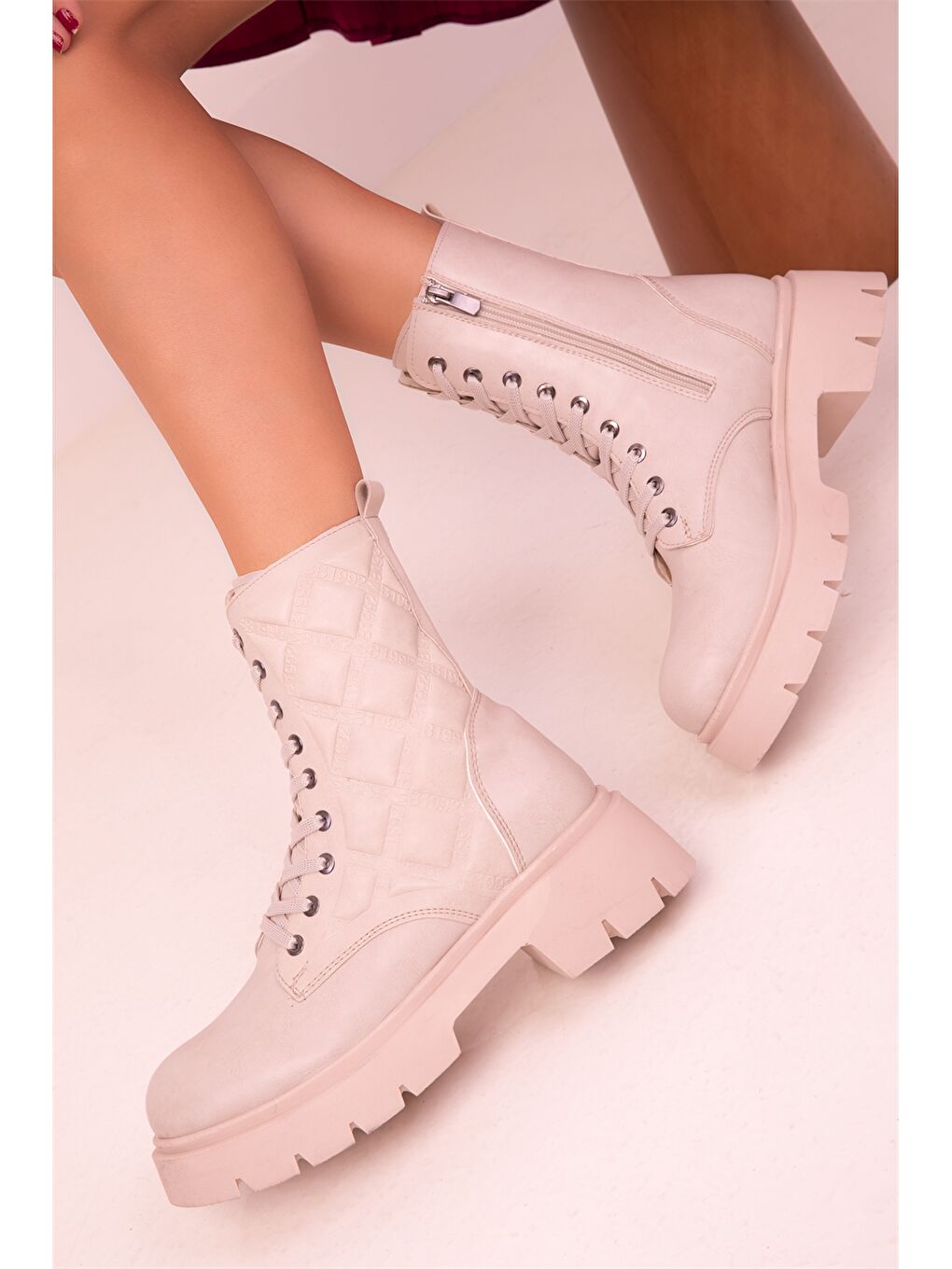 Bej Deri Görünümlü Bağcıklı Kadın Bot-1