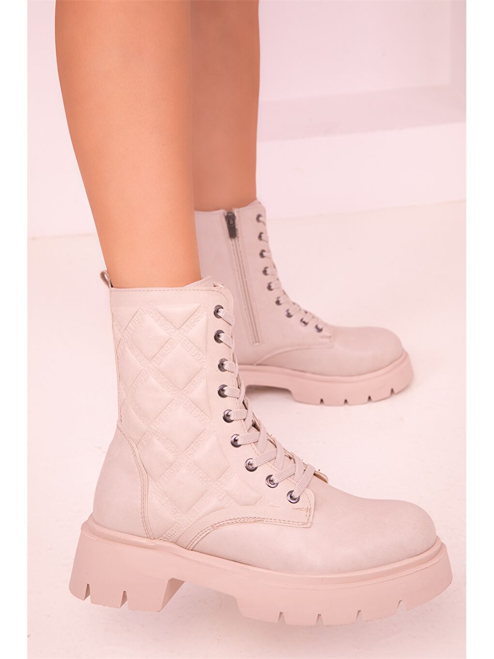 Bej Deri Görünümlü Bağcıklı Kadın Bot-2