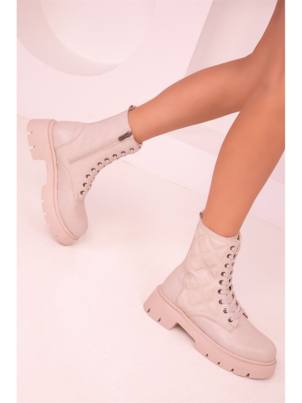 Bej Deri Görünümlü Bağcıklı Kadın Bot-3