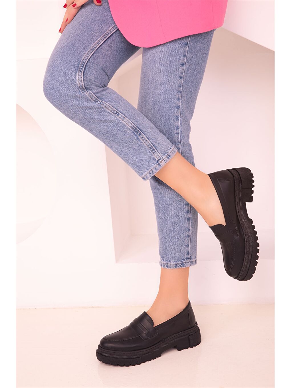 Siyah Deri Görünümlü Kalın Taban Kadın Klasik Ayakkabı-1